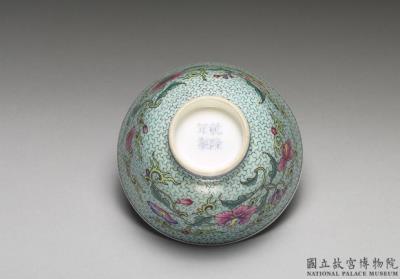 图片[3]-Zhong wine cup with flower on a polychrome light green ground in falangcai painted enamels, Qianlong reign (1736-1795), Qing dynasty-China Archive